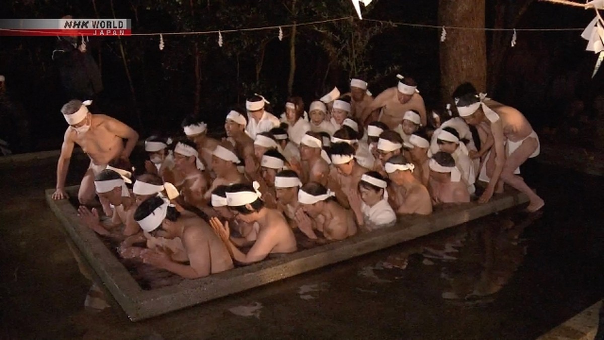 Orang-orang mencuci diri dengan air untuk berdoa agar sehat dalam upacara penyucian di barat Jepang