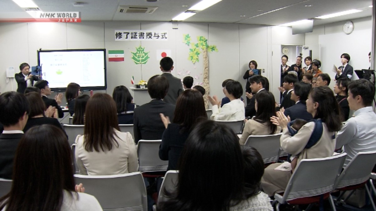 Siswa Sekolah Jepang di Teheran Hadiri Upacara Kelulusan di Tokyo